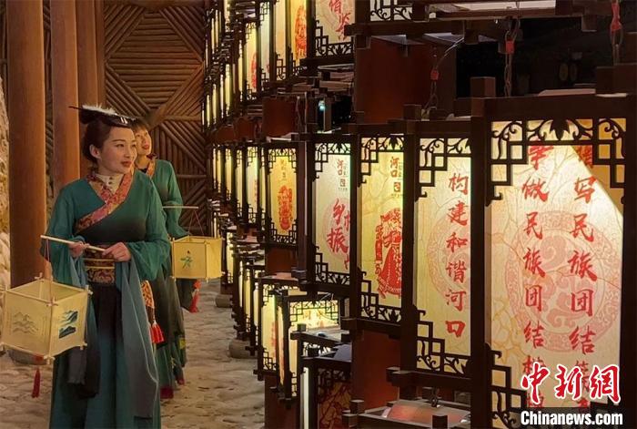 圖為游客身著古裝逛燈會?！堈裣?攝