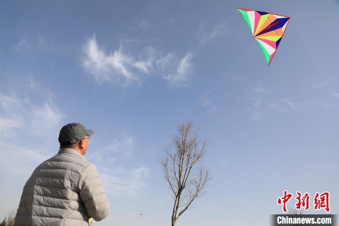 市民在放風(fēng)箏?！∴囆?qiáng) 攝