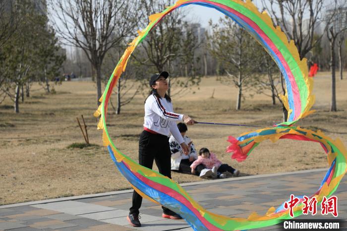 市民在公園里上演彩綢舞?！∴囆?qiáng) 攝