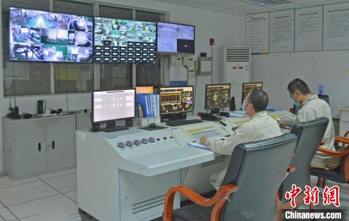 工人在中控室觀察各個生產(chǎn)車間運行情況?！×趾霔v 攝