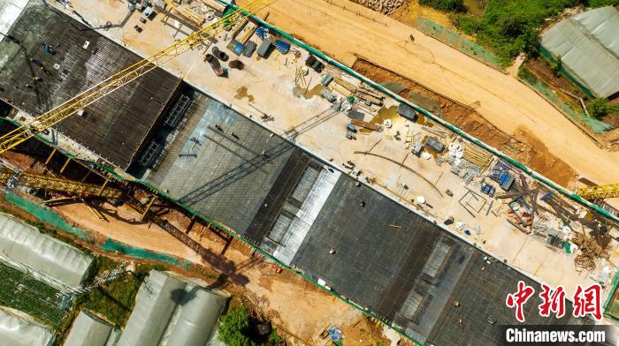 俯瞰正在建設(shè)的天府站多線橋鋼筋鋪架現(xiàn)場(chǎng)?！⒅铱?攝