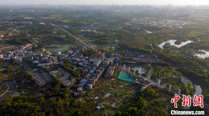 航拍正在建設(shè)中的成都至自貢高速鐵路成都段?！⒅铱?攝