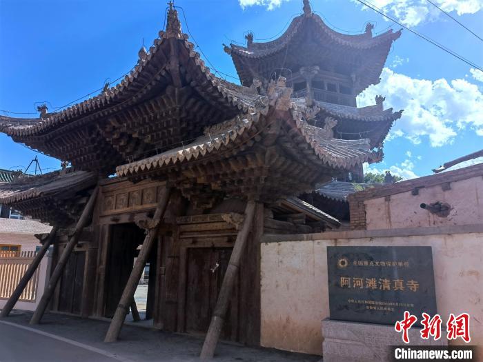 圖為集漢、藏、伊斯蘭風(fēng)格于一體的700年歷史的全國(guó)重點(diǎn)保護(hù)文物——阿河灘清真寺?！埡ｖ?攝