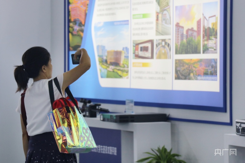 市民認(rèn)真觀展，拍攝展板上的說明內(nèi)容(央廣網(wǎng)記者 趙家慧 攝)