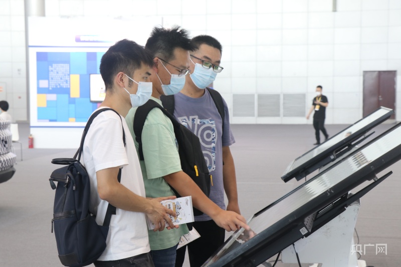 市民結(jié)伴而行，一起認(rèn)真了解網(wǎng)絡(luò)安全科普知識(shí)(央廣網(wǎng)記者 趙家慧 攝)