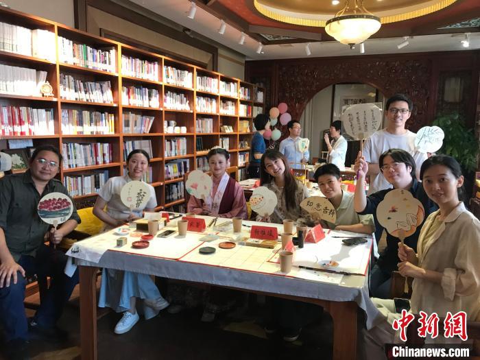 9月14日，“月動臨秋扇”中華傳統(tǒng)文化沉浸式體驗活動在北京紀(jì)曉嵐故居舉辦。陳建新 攝 陳建新 攝