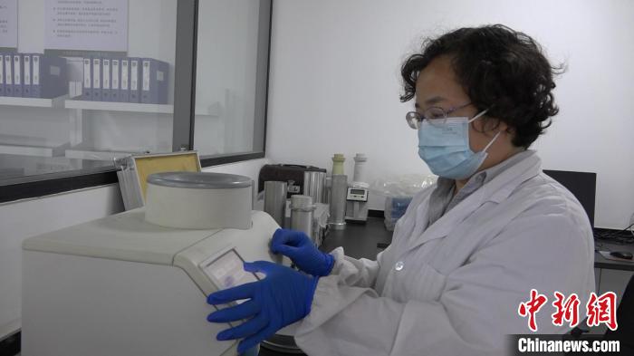 檢驗(yàn)員對(duì)樣品進(jìn)行檢測(cè)。　王惠琳 攝