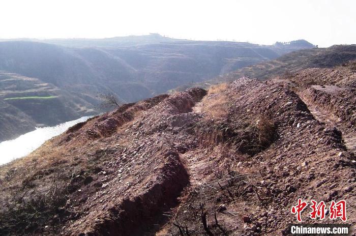 圖為荒坡原貌?！●T華 攝