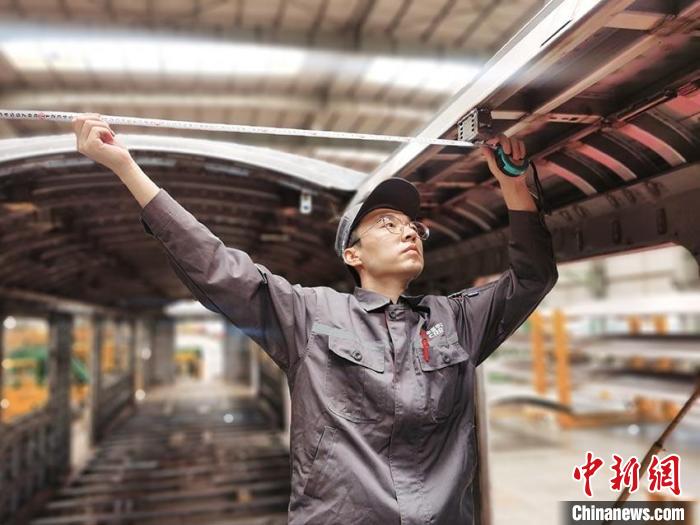 王漢卿在安裝車頂二次骨架吊?！∈茉L者供圖