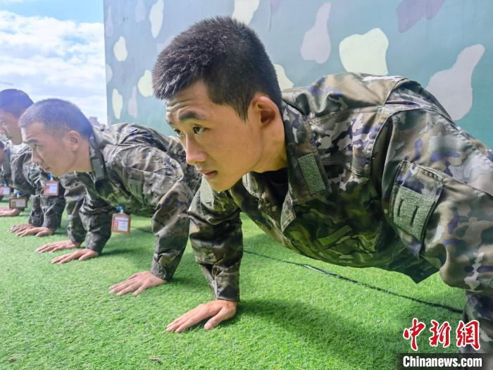 尤云龍正在和戰(zhàn)友進(jìn)行體能訓(xùn)練?！×志杆?攝