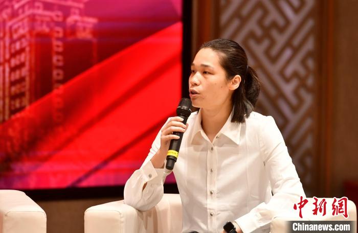 圖為林莉在福建師范大學(xué)分享會上發(fā)言?！蚊?攝