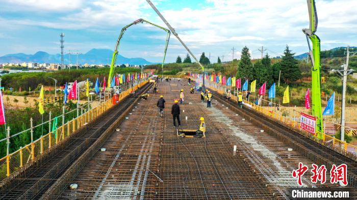 圖為渝昆高鐵云南段境內(nèi)首座大橋連續(xù)梁混凝土澆筑施工現(xiàn)場?！⑽馁F 攝