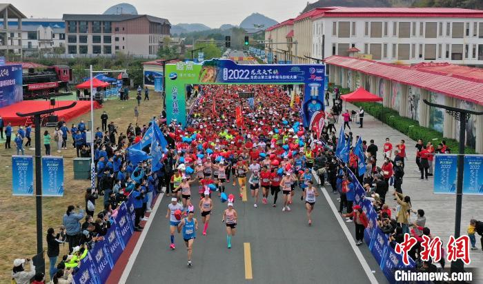 2022年龍虎山半程馬拉松鳴槍開跑?！⒅剧?攝