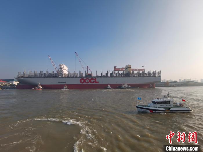 海巡艇在現(xiàn)場(chǎng)引導(dǎo)水上交通。　南通海事局供圖