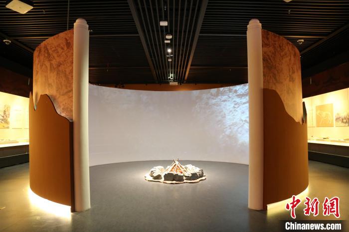 周口店遺址是迄今為止世界上同時期古人類遺址中，材料最豐富、最全面和最具代表性的一處遺址?！√胁┪镳^供圖