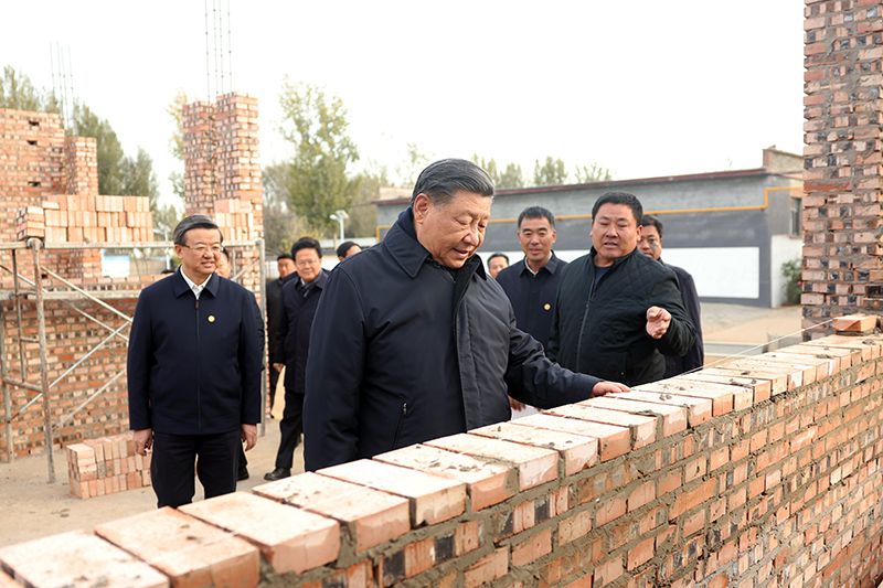 2023年11月10日，習(xí)近平總書記在河北保定涿州市刁窩鎮(zhèn)萬(wàn)全莊村房屋重建施工現(xiàn)場(chǎng)考察。