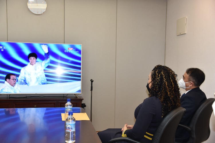 多米尼克友人與我外交官同看開(kāi)幕式。中國(guó)駐多米尼克使館供圖