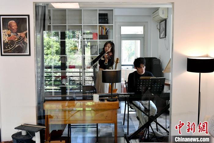 圖為3月10日，林佳臻(左)與張家豪在福建福州租的套房內(nèi)排練。 <a target='_blank' href='/'><p  align=