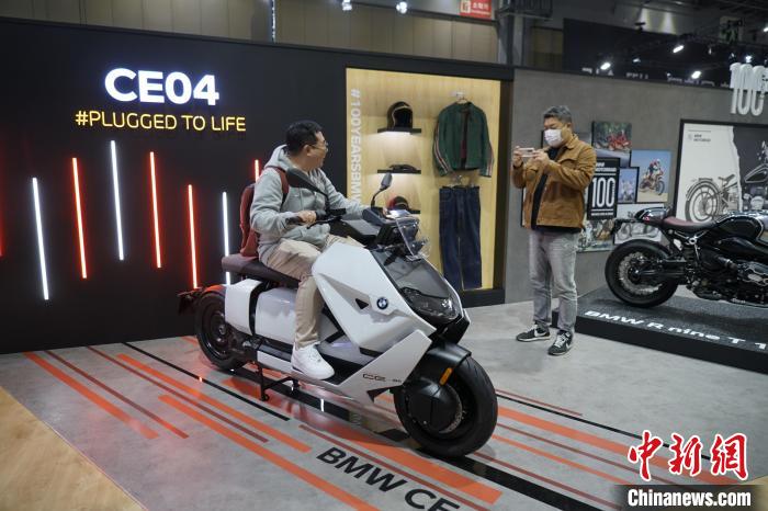 圖為觀眾在展會試駕車輛。　劉旭 攝