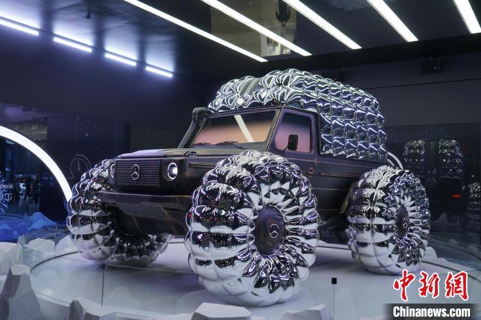 圖為梅賽德斯-奔馳和時尚品牌盟可睞(Moncler)共同設(shè)計的“Project MONDO G”?！⑿?攝