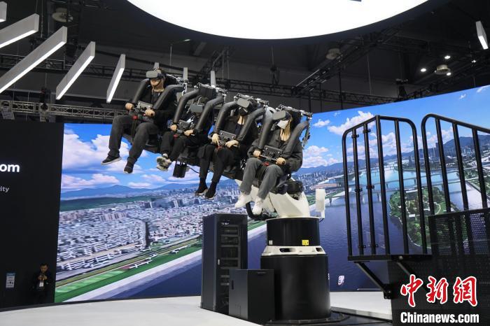 圖為觀眾在展會模擬體驗(yàn)未來城市空中移動出行方式?！⑿?攝