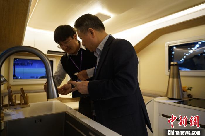 圖為參展商向觀眾介紹房車內(nèi)部設(shè)計?！⑿?攝