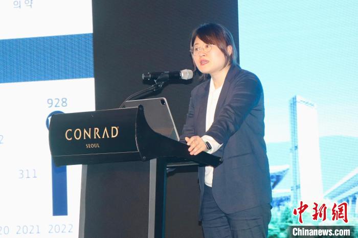 韓國大韓貿(mào)易投資振興公社外國投資監(jiān)察辦公室科長樸金蘭致辭?！∪f佳欣 攝