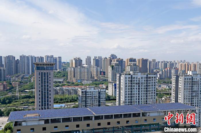 圖為輝騰能源在重慶市九龍坡區(qū)留學(xué)生創(chuàng)業(yè)園屋頂建設(shè)的光伏發(fā)電示范項(xiàng)目?！∈茉L企業(yè)供圖