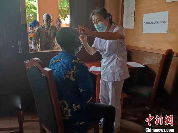 義診現(xiàn)場(chǎng)?！≈袊?guó)(寧夏)第26批援貝寧醫(yī)療隊(duì) 供圖