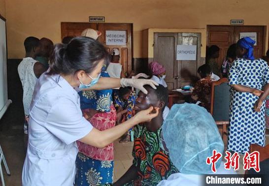 義診現(xiàn)場(chǎng)。　中國(guó)(寧夏)第26批援貝寧醫(yī)療隊(duì) 供圖