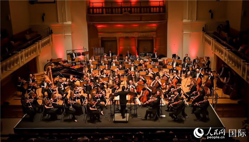 “東西之間”交響音樂會在倫敦舉辦。人民網(wǎng) 郭錦標攝