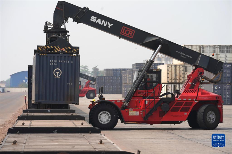 4月15日，老中鐵路有限公司的工人在老撾萬象南站裝載貨物。萬象南站是中老鐵路老撾段主要貨運站，靠近老撾與泰國邊境。因其獨特的地理位置和物流轉(zhuǎn)運配送區(qū)位優(yōu)勢，萬象南站成為中老泰等國貨物中轉(zhuǎn)的“旱碼頭”。新華社記者 邢廣利 攝