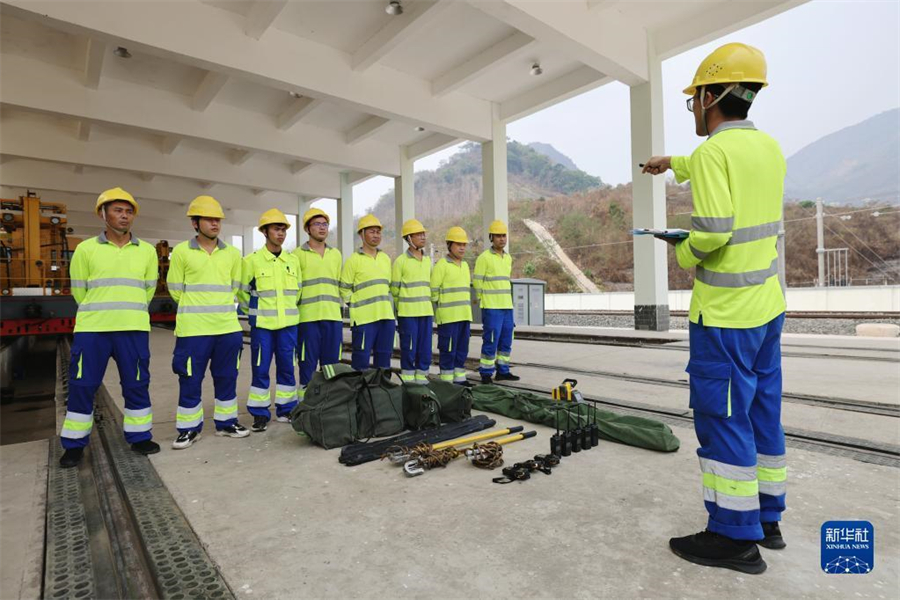 4月17日，瑯勃拉邦維保管理中心的工人在老撾瑯勃拉邦站附近進行接觸網(wǎng)維修保養(yǎng)演練?，槻罹S保管理中心由中國鐵路昆明局集團公司普洱基礎設施段按異地車間管理，根據(jù)昆明鐵路局與老中鐵路有限公司簽訂的中老鐵路固定設備維管合同，負責老撾境內(nèi)磨丁至萬象南段工務、供電、信號等固定設備養(yǎng)護維修及管理工作。新華社記者 邢廣利 攝