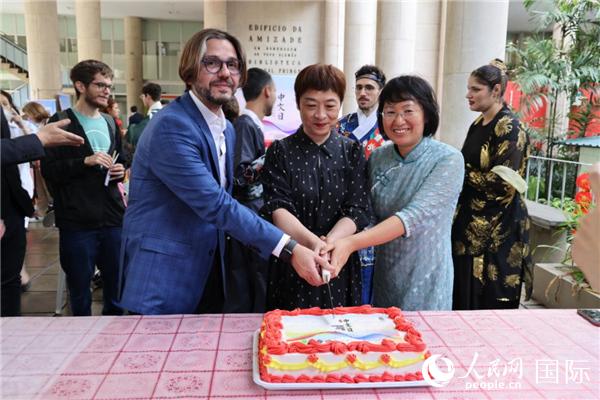 活動(dòng)現(xiàn)場，田敏總領(lǐng)事與里約天主教大學(xué)孔子學(xué)院中外方院長共同切蛋糕祝賀中文日活動(dòng)成功舉辦。人民網(wǎng)記者時(shí)元皓 攝