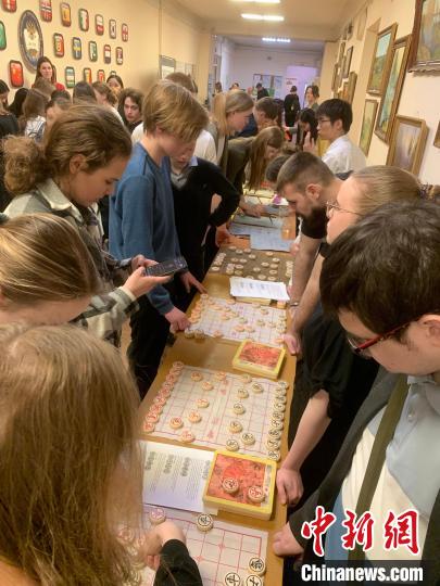 4月21日，莫斯科國立語言大學(xué)孔子學(xué)院附屬中學(xué)舉辦“國際中文日”活動，學(xué)生們學(xué)習(xí)中國象棋?！∧箍茋⒄Z言大學(xué)孔子學(xué)院 供圖