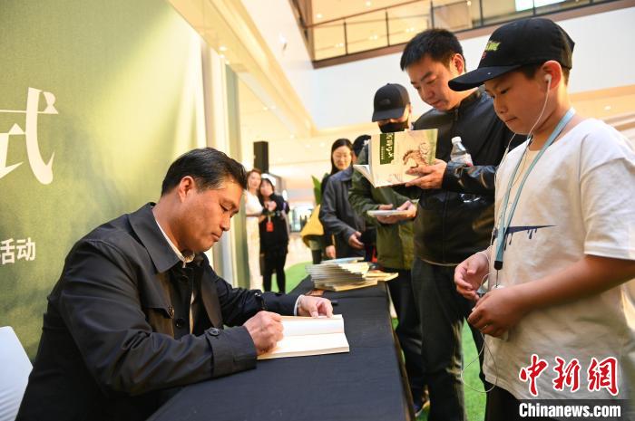 薛濤進(jìn)行圖書簽售?！∮诤Ｑ?攝