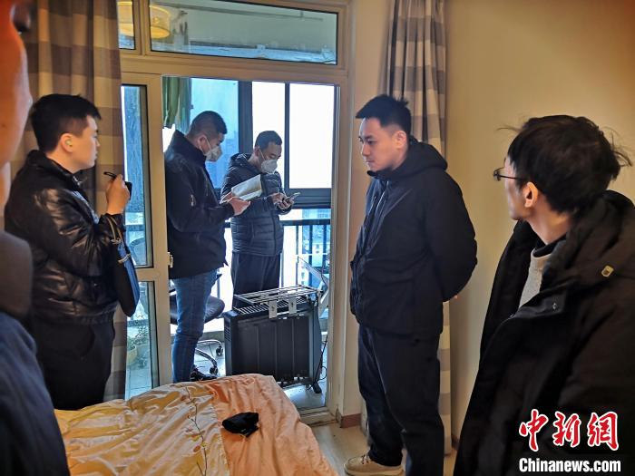 丹東市公安局民警抓捕犯罪嫌疑人，在其家中進(jìn)行搜查?！〉|市公安局供圖