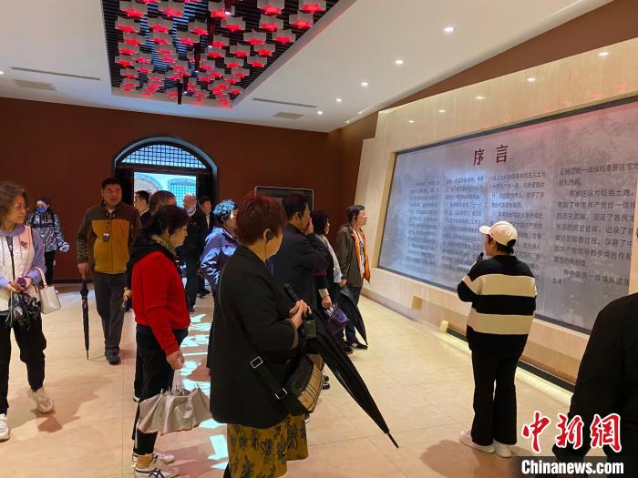 中共中央統(tǒng)戰(zhàn)部舊址里參觀者絡(luò)繹不絕?！±顣詡?攝