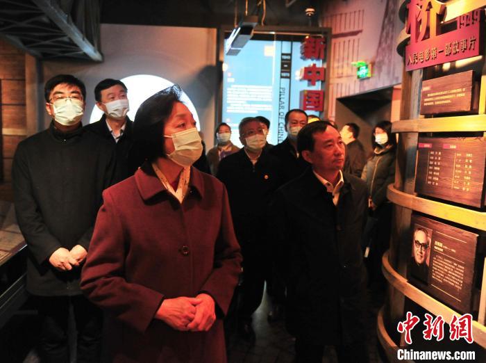 臺(tái)盟中央主席蘇輝近日率調(diào)研組赴吉林開展重點(diǎn)考察調(diào)研。圖為在長(zhǎng)影舊址博物館考察吉林特色文化產(chǎn)業(yè)發(fā)展?！「啐埌?攝