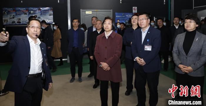 臺(tái)盟中央主席蘇輝近日率調(diào)研組赴吉林、遼寧開展重點(diǎn)考察調(diào)研。圖為在中航工業(yè)沈陽飛機(jī)設(shè)計(jì)研究所調(diào)研?！∨_(tái)盟中央供圖