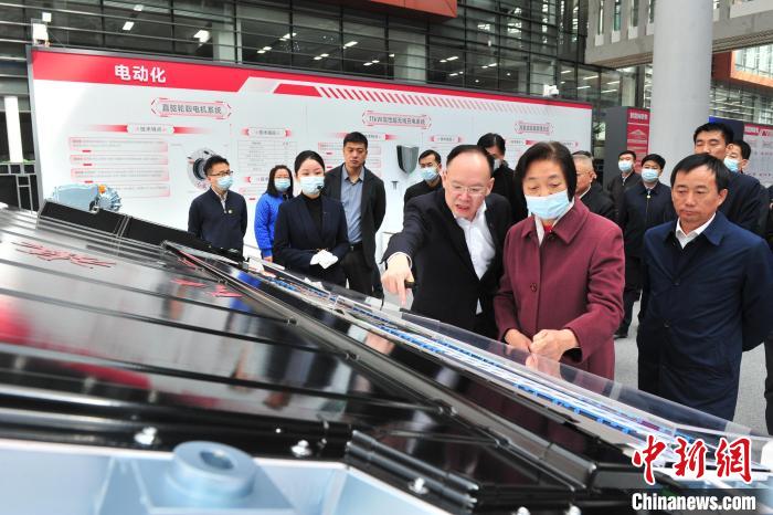 臺(tái)盟中央主席蘇輝近日率調(diào)研組赴吉林開展重點(diǎn)考察調(diào)研。圖為在中國(guó)第一汽車集團(tuán)有限公司調(diào)研?！「啐埌?攝