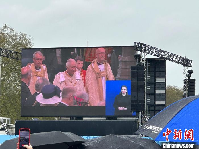 當(dāng)?shù)貢r(shí)間5月6日，英國(guó)國(guó)王查爾斯三世的加冕儀式舉行。民眾雨中觀看儀式?！W陽(yáng)開宇 攝