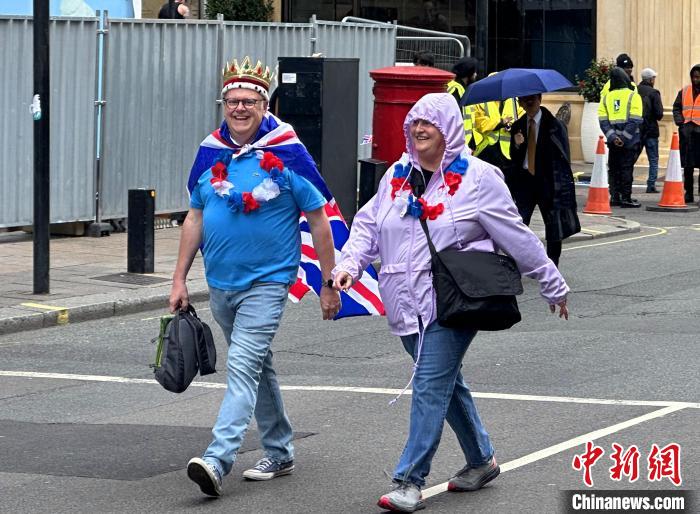 當(dāng)?shù)貢r(shí)間5月6日，英國(guó)國(guó)王查爾斯三世的加冕儀式舉行。圖為前往觀禮區(qū)的民眾。　歐陽(yáng)開宇 攝