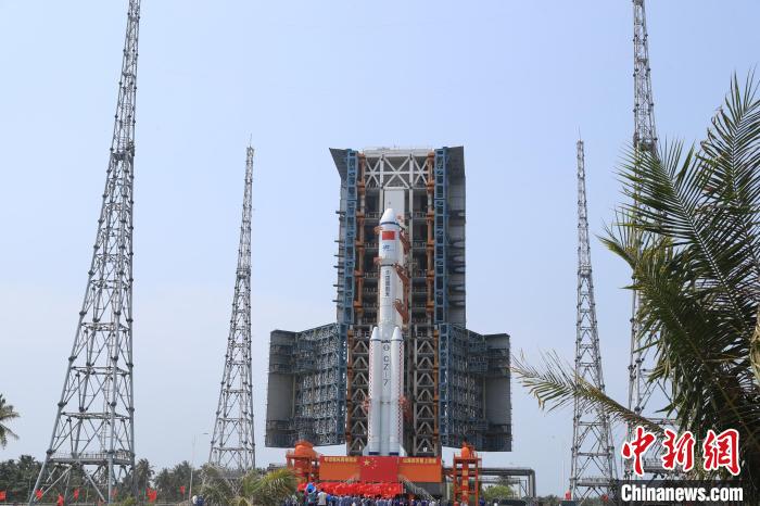 北京時(shí)間5月7日，天舟六號(hào)貨運(yùn)飛船與長(zhǎng)征七號(hào)遙七運(yùn)載火箭組合體垂直轉(zhuǎn)運(yùn)至發(fā)射區(qū)?！∏窳④?黃國(guó)暢 攝