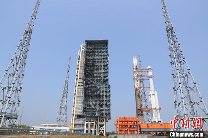 北京時(shí)間5月7日，天舟六號(hào)貨運(yùn)飛船與長(zhǎng)征七號(hào)遙七運(yùn)載火箭組合體垂直轉(zhuǎn)運(yùn)至發(fā)射區(qū)?！∏窳④?黃國(guó)暢 攝