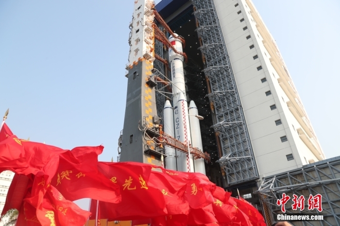 圖為轉(zhuǎn)運現(xiàn)場。攝影 邱立軍 黃國暢