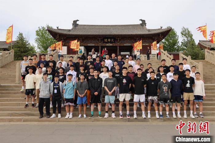 比賽結(jié)束后，兩岸學(xué)生參訪高平炎帝陵?！≈鬓k方供圖