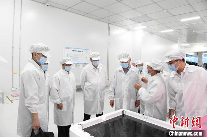 圖為蔡達(dá)峰一行在惠科電子(北海)科技產(chǎn)業(yè)園調(diào)研?！×趾?攝