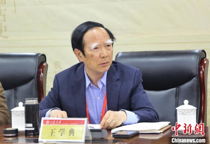 山東大學(xué)儒學(xué)高等研究院執(zhí)行院長(zhǎng)、《文史哲》雜志主編王學(xué)典主持首場(chǎng)主題發(fā)言?！≮w曉 攝