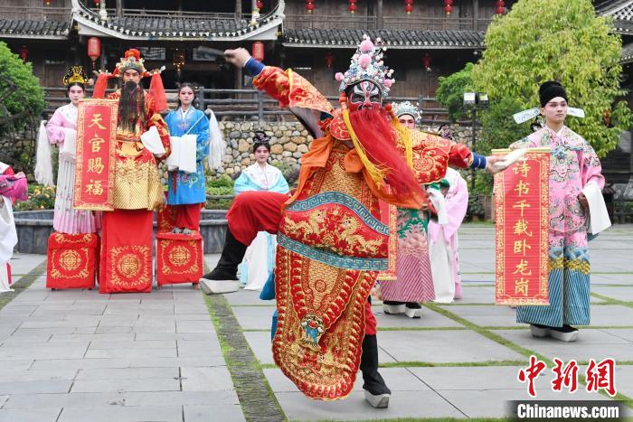 “00后”戲曲演員在楓香瑤寨表演溆浦辰河目連戲?！钊A峰 攝